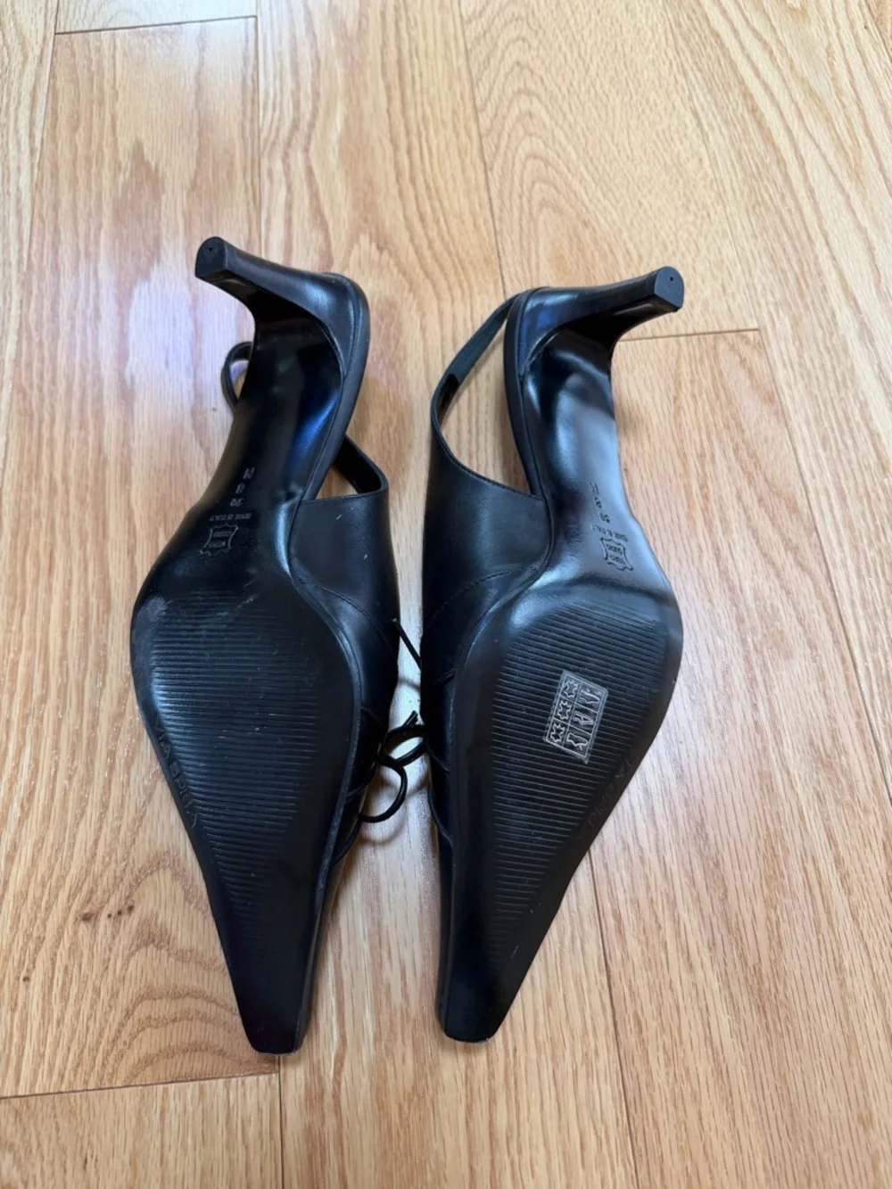 Via Spiga Women’s 8, black janie slingback pointed toe heels. - Picture 5 of 10